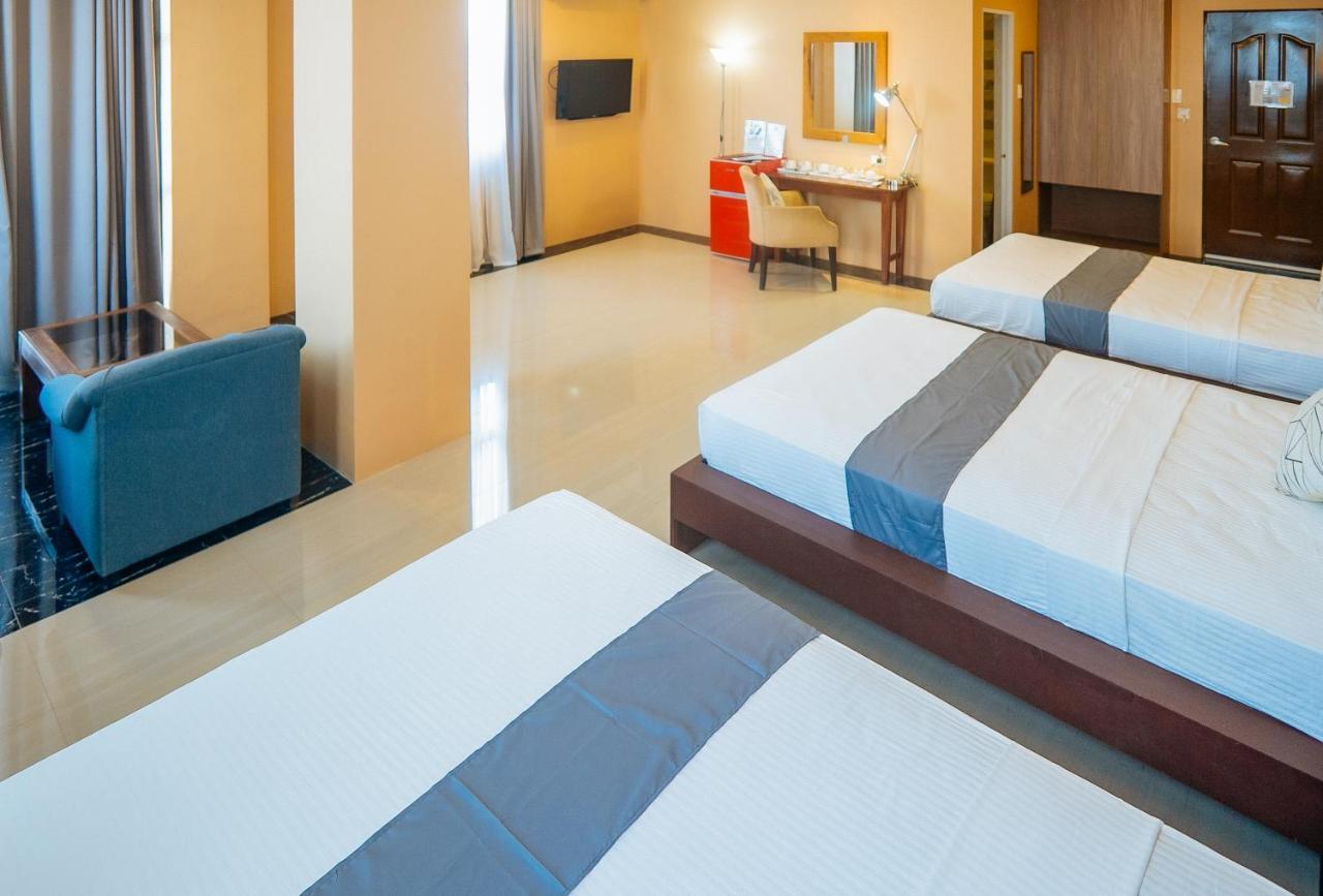 Reddoorz Plus @ Hotel Platinum Occidental Mindoro San Jose  Exteriér fotografie